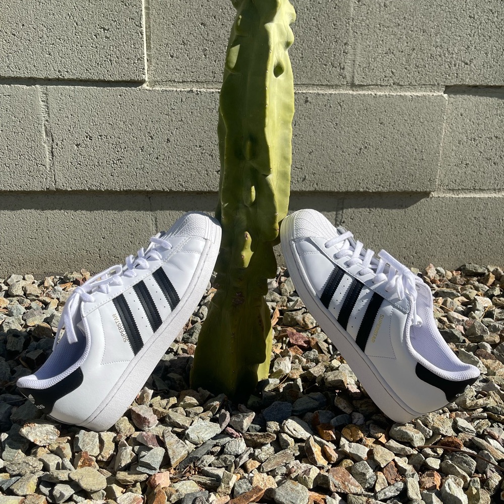 Adidas men’s size 10 1/2  white Superstar shoes